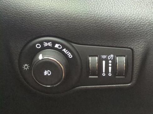 Used 2025 Jeep Compass Latitude w/ Altitude Special Edition AWD/4WD image 29