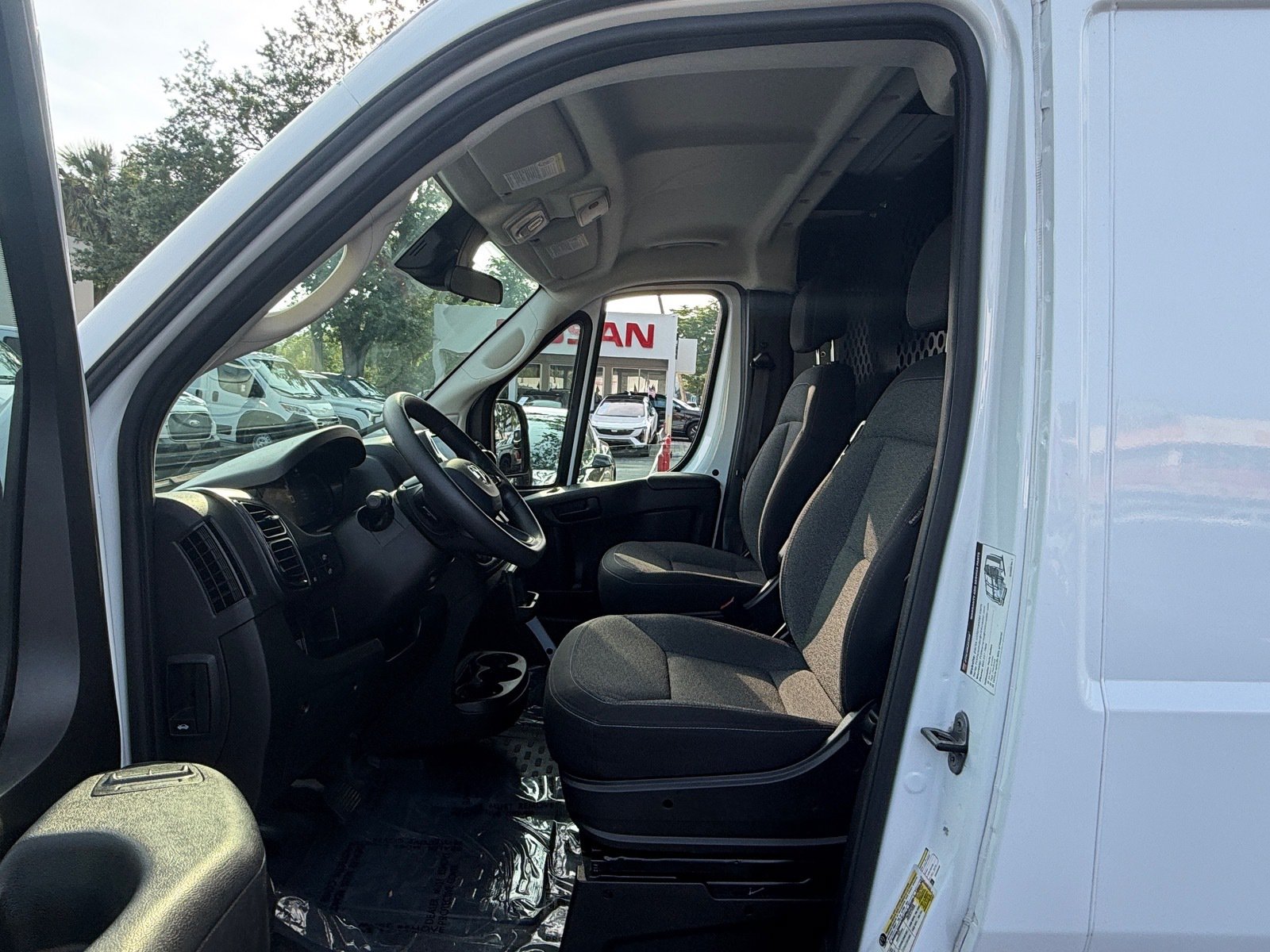 Used 2025 RAM ProMaster 2500 w/ U-Haul Equipment Group FWD image 9