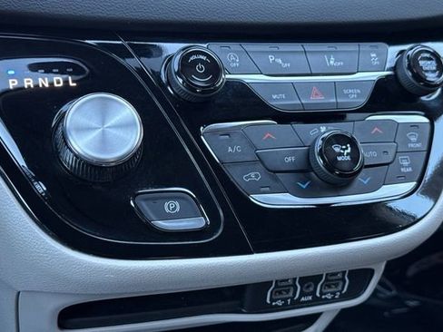 Used 2024 Chrysler Pacifica Touring-L image 25
