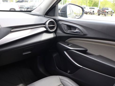 Used 2025 Chevrolet Trax ACTIV w/ Sunroof Package FWD image 39