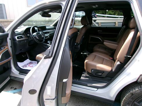 Used 2022 Kia Telluride SX w/ SX Prestige Package image 19