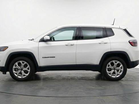 Used 2025 Jeep Compass Latitude AWD/4WD image 5