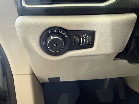 Used 2018 Chrysler Pacifica Touring Plus image 40