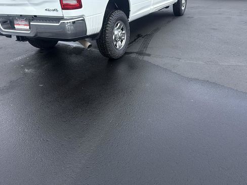 Used 2024 RAM 2500 Tradesman w/ Chrome Appearance Group AWD/4WD image 5