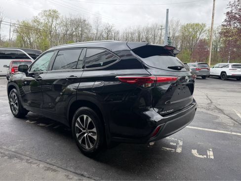 Used 2022 Toyota Highlander XLE AWD/4WD image 6