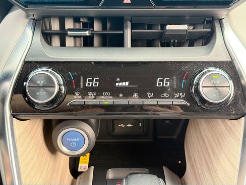 Used 2022 Toyota Venza XLE image 33