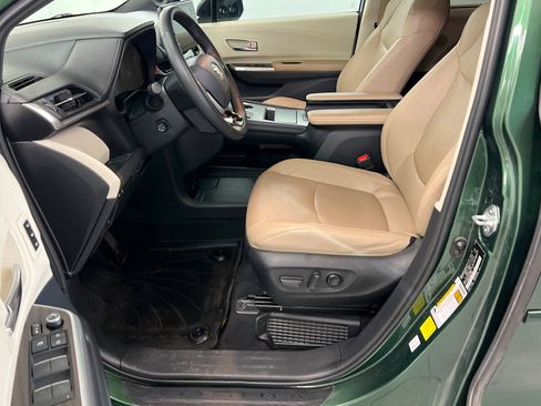 Used 2022 Toyota Sienna Limited FWD image 18