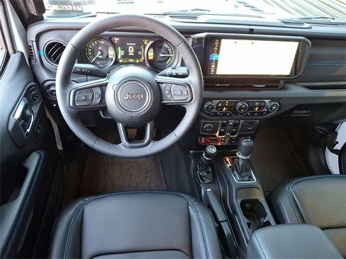 Used 2025 Jeep Wrangler Unlimited Rubicon 4xe image 17