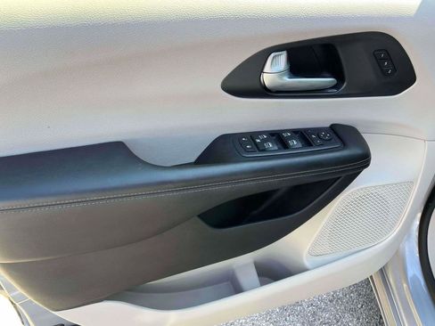 Used 2020 Chrysler Pacifica Limited FWD image 16