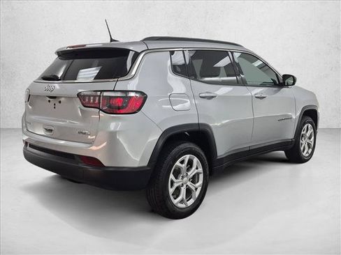 Used 2024 Jeep Compass Latitude AWD/4WD image 5