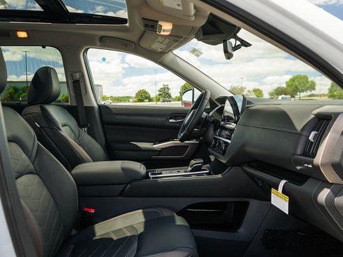 New 2025 Nissan Pathfinder Platinum image 11