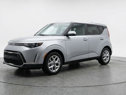 Used 2025 Kia Soul LX w/ LX Technology Package FWD image 3
