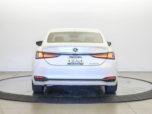 Used 2022 Lexus ES 300h w/ Premium Package FWD image 3