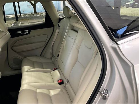 Used 2021 Volvo XC60 T6 Momentum image 21