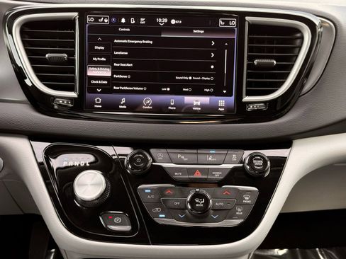 Used 2023 Chrysler Pacifica Touring-L FWD image 41