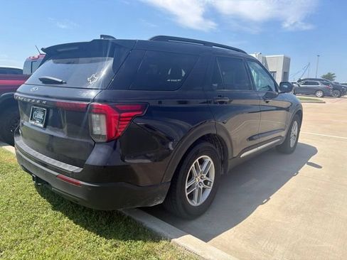 Used 2025 Ford Explorer Active RWD image 2