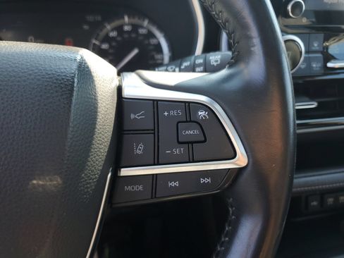 Used 2020 Toyota Highlander XLE AWD/4WD image 24