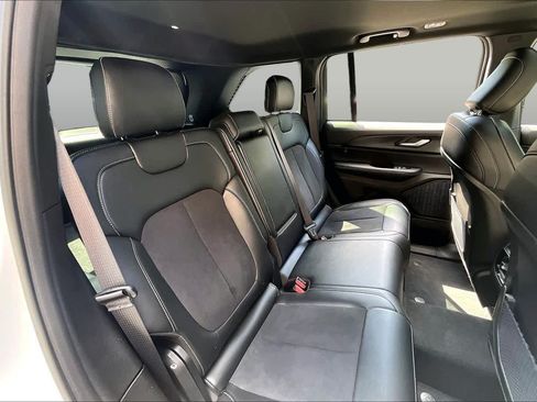 Used 2025 Jeep Grand Cherokee Altitude AWD/4WD image 21