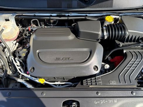 Used 2024 Chrysler Pacifica Touring-L image 36