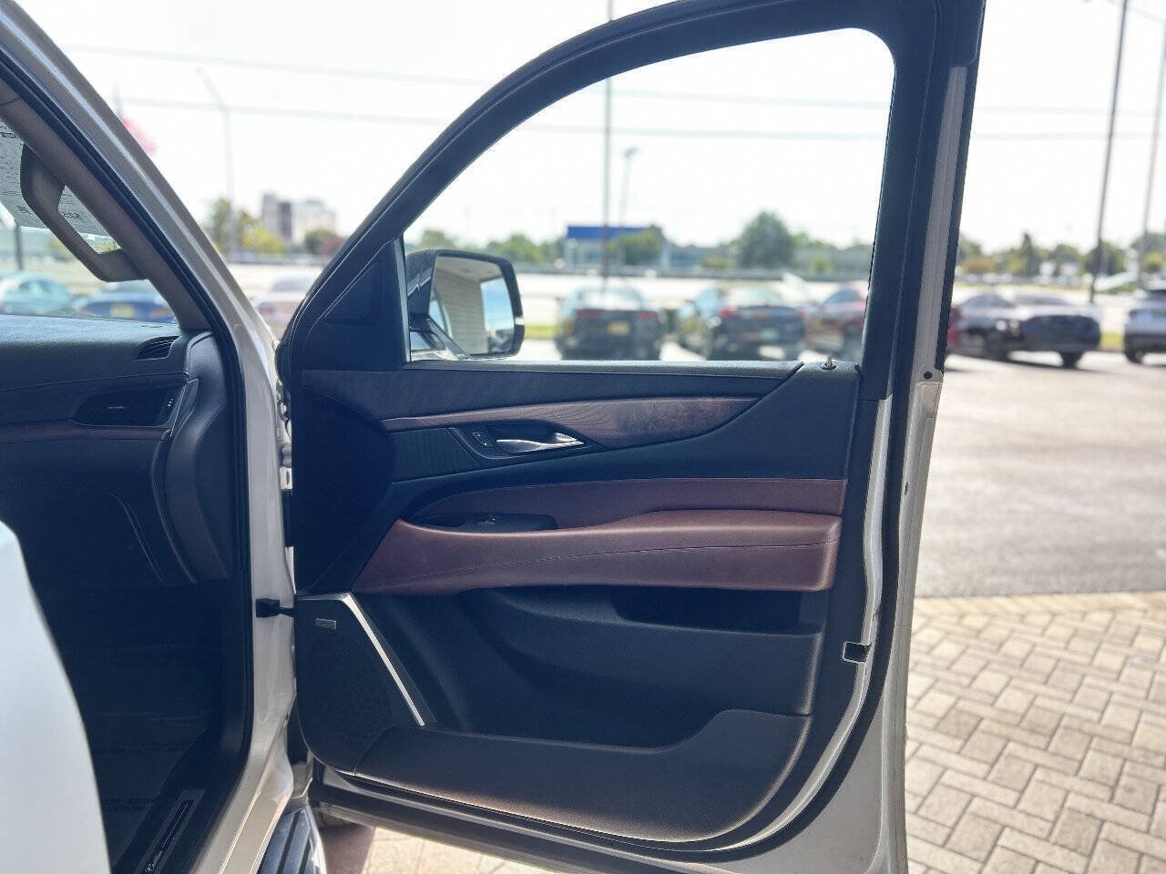 Used 2017 Cadillac Escalade ESV Luxury AWD/4WD image 53