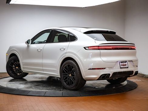 Certified 2025 Porsche Cayenne Coupe image 3