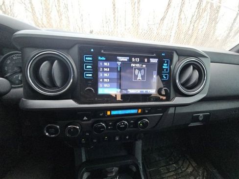 Used 2016 Toyota Tacoma TRD Off-Road w/ Premium & Technology Package image 10