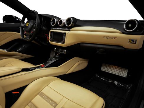 Used 2015 Ferrari California T RWD image 58