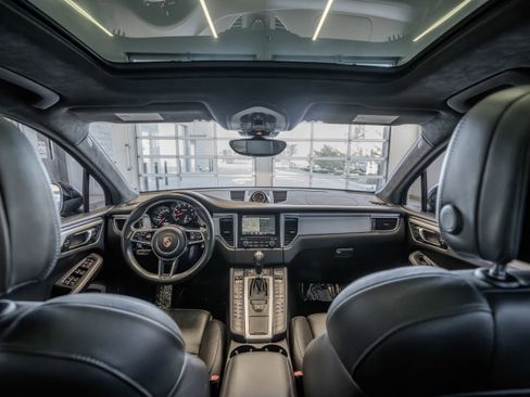 Used 2018 Porsche Macan Turbo w/ Premium Package Plus image 25