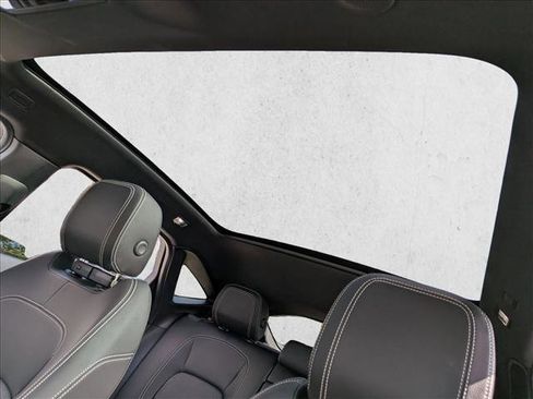 Certified 2024 Jaguar E-PACE R-Dynamic SE AWD/4WD image 16
