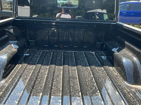 New 2025 Jeep Gladiator Sport image 13