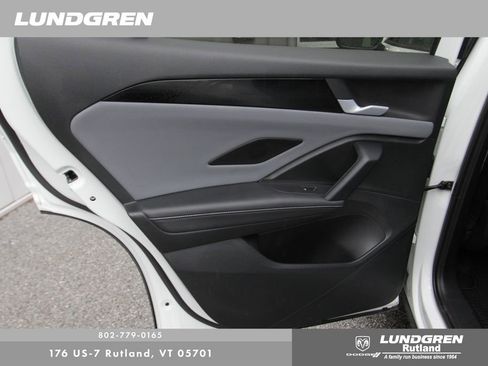 Used 2025 Volkswagen Tiguan SE w/ Panoramic Sunroof Package AWD/4WD image 16