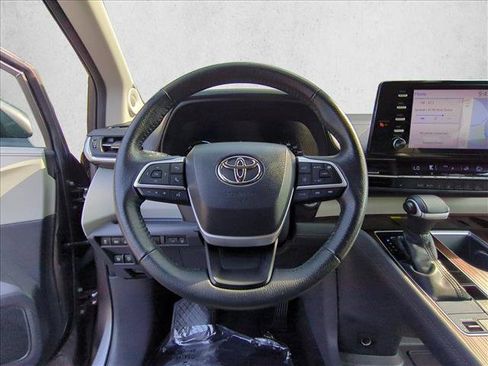 Used 2022 Toyota Sienna XLE w/ XLE Plus Package FWD image 30