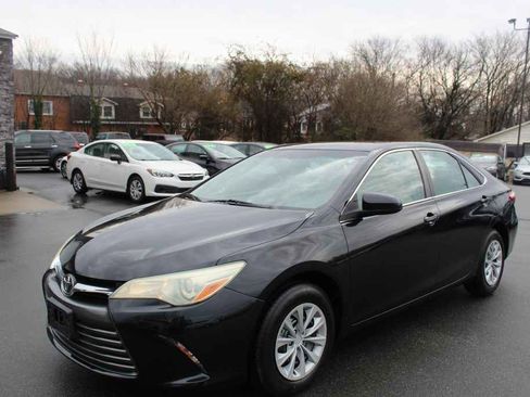 Used 2016 Toyota Camry LE image 1