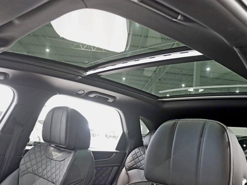 Used 2019 Bentley Bentayga image 29
