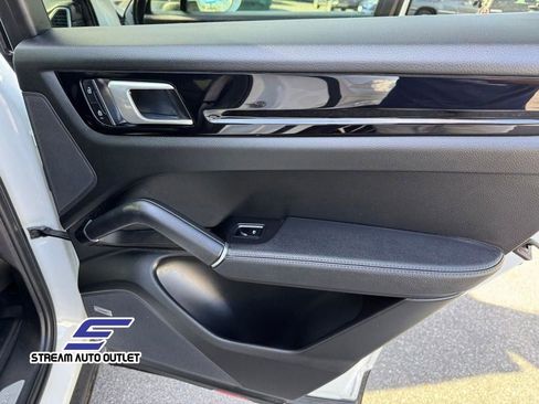 Used 2023 Porsche Cayenne Platinum Edition image 40