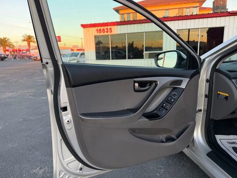 Used 2015 Hyundai Elantra SE image 15