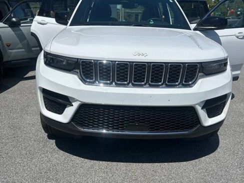 Used 2024 Jeep Grand Cherokee Laredo X image 1