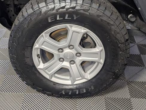 Used 2024 Jeep Gladiator Sport AWD/4WD image 8