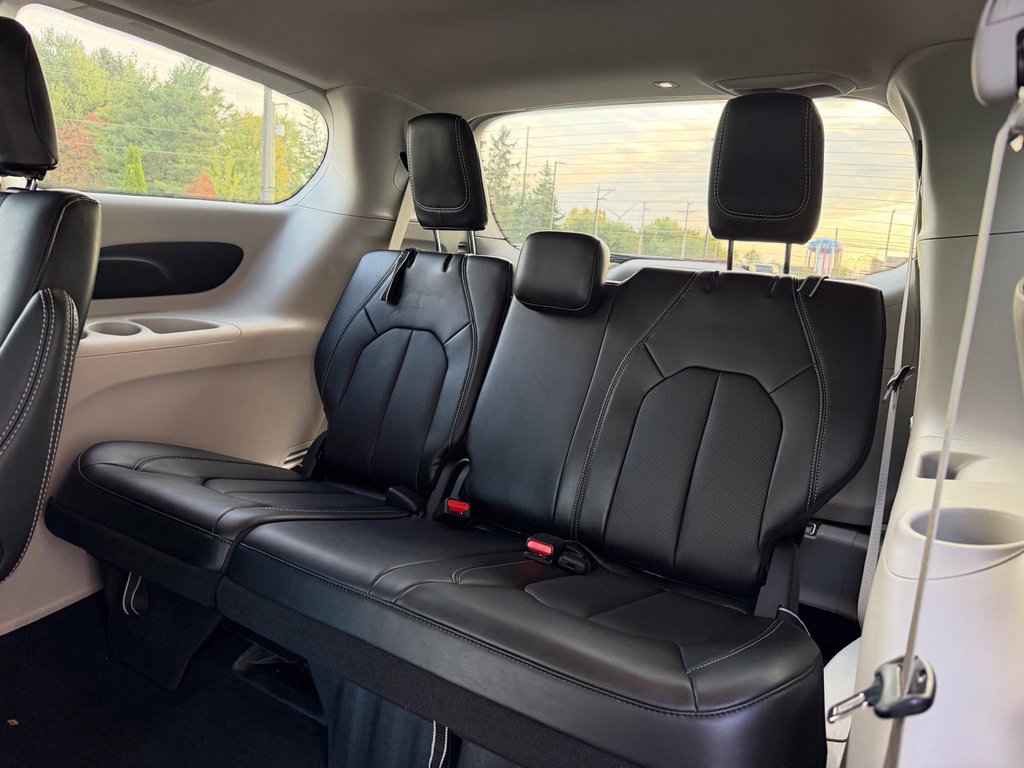 Used 2024 Chrysler Pacifica Touring-L FWD image 19