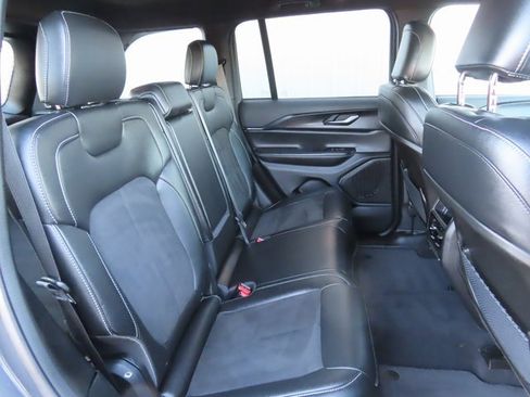 Used 2023 Jeep Grand Cherokee Altitude image 29