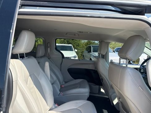 Used 2018 Chrysler Pacifica Touring-L FWD image 12