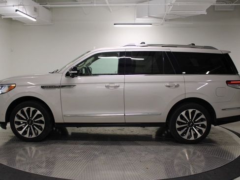 Used 2024 Lincoln Navigator Reserve image 2
