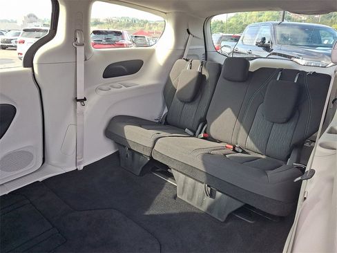 Used 2022 Chrysler Voyager LX image 10