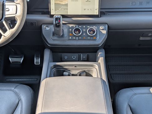 Used 2023 Land Rover Defender 110 V8 image 16