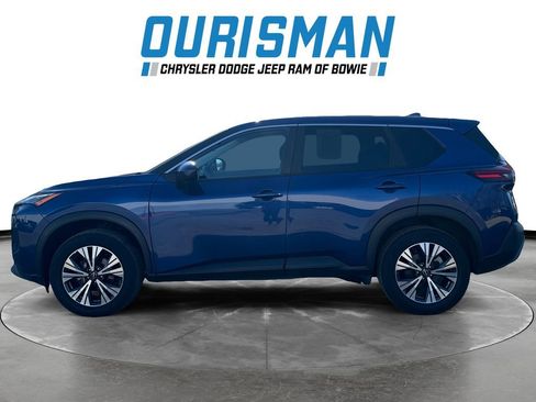 Used 2023 Nissan Rogue SV image 3