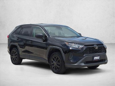 Used 2022 Toyota RAV4 LE FWD image 3