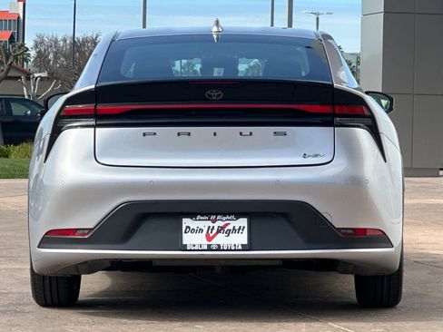 Used 2024 Toyota Prius LE image 5