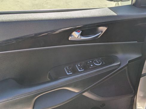 Used 2018 Kia Sorento L image 12