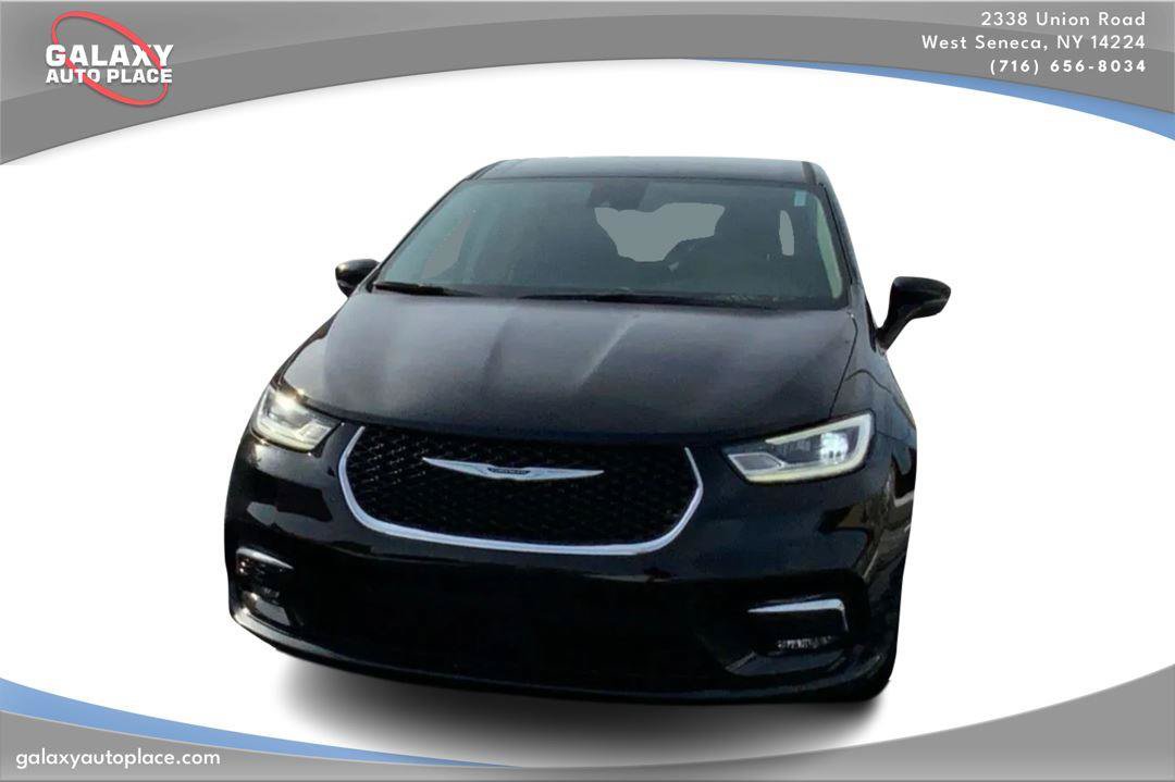 Used 2024 Chrysler Pacifica Touring-L FWD image 2