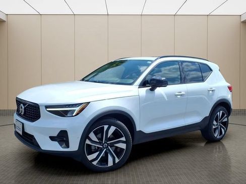 Used 2023 Volvo XC40 B5 Plus w/ Driver Assist Package AWD/4WD image 2